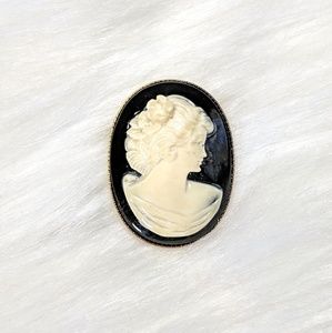 Vintage Jewelry - Vintage Cameo Brooch Vintage Jewelry - Vintage Cameo Brooch